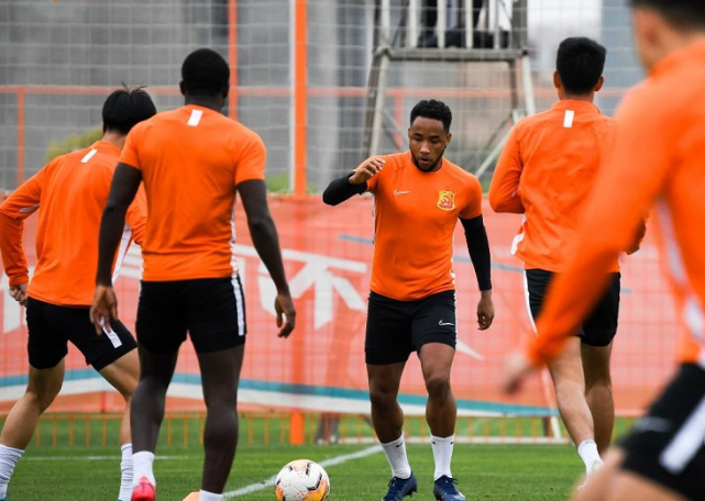 一竞技平台官网 -荷甲赛程吃紧，尼斯冲刺阶段更衣室发声，悬念犹存，轮换策略成焦点的简单介绍